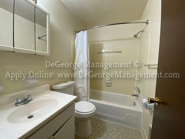 Woodside Court Apartments — Photo 17