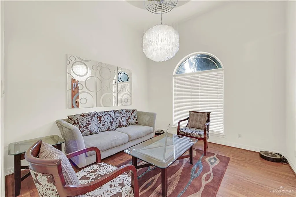 4 bed, 3.0 bath, 2386 sqft, $2,500 — Photo 2