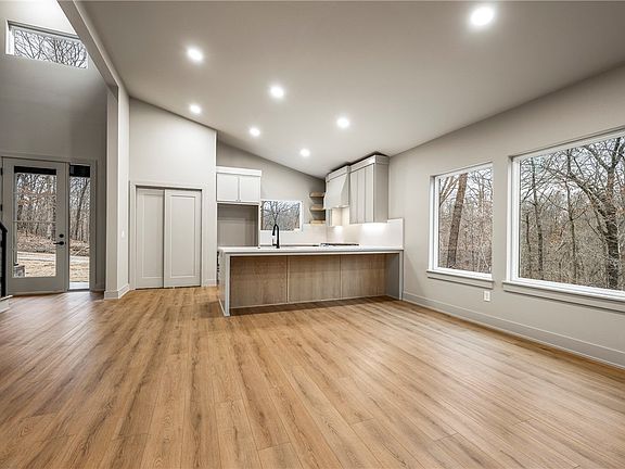 4th image of 20 Yarrow Ln