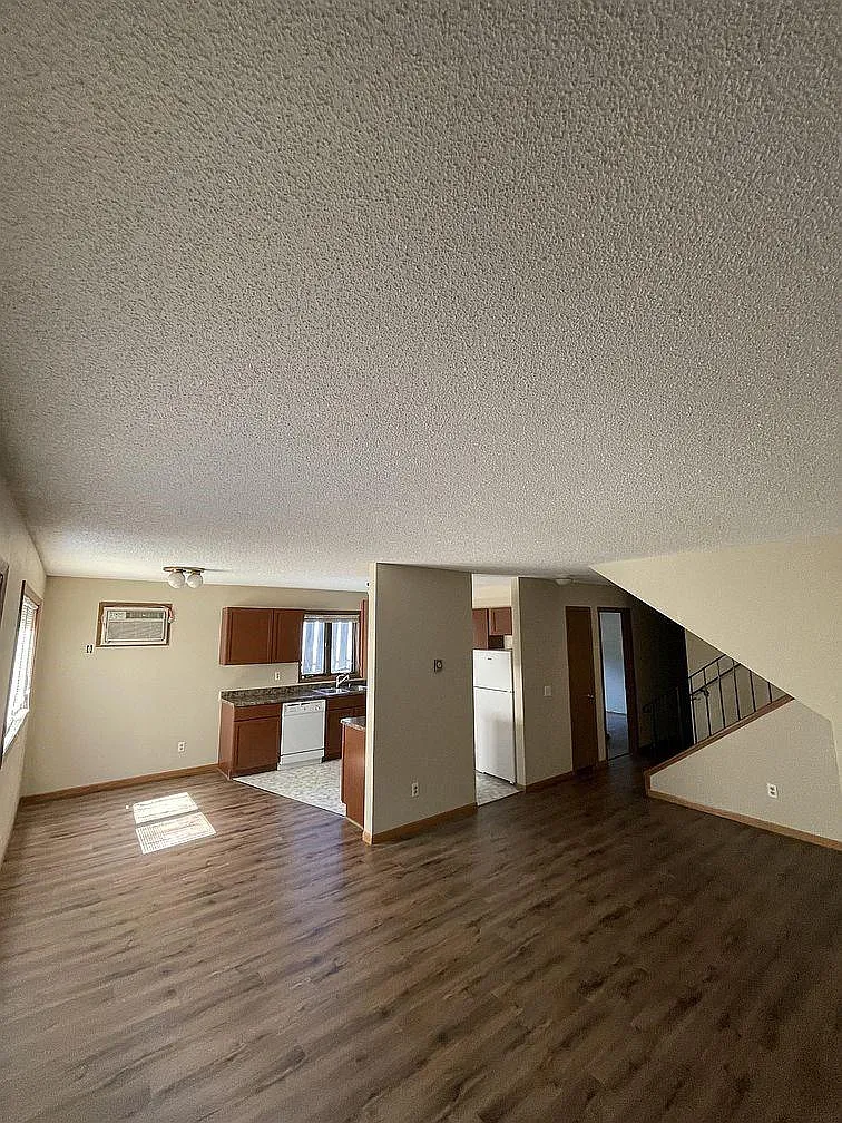 3 bed, 1100 sqft, $1,800 — Photo 1