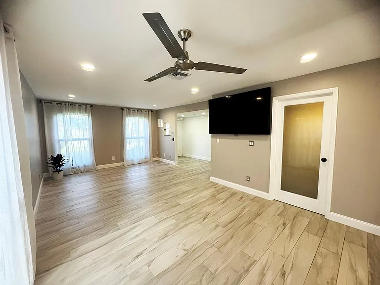 321 Sandtree Dr — Photo 35