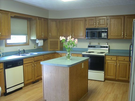 Large Kitchen with eating area