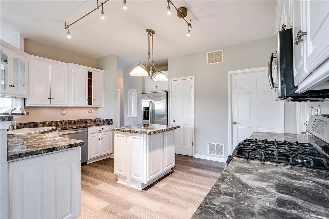 2 bed, 1223 sqft, $2,300 — Photo 2