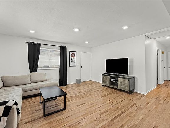 3rd image of 613 N Lincoln St