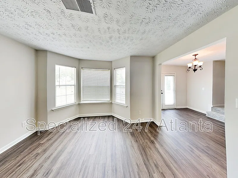 4 bed, 2.5 bath, 2680 sqft, $2,095 — Photo 4