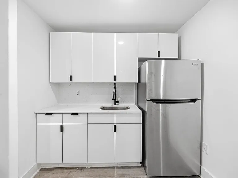 234 Webster Ave #1R — Photo 11
