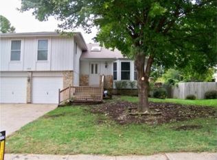 1918 E Sunvale Dr, Olathe, KS 66062