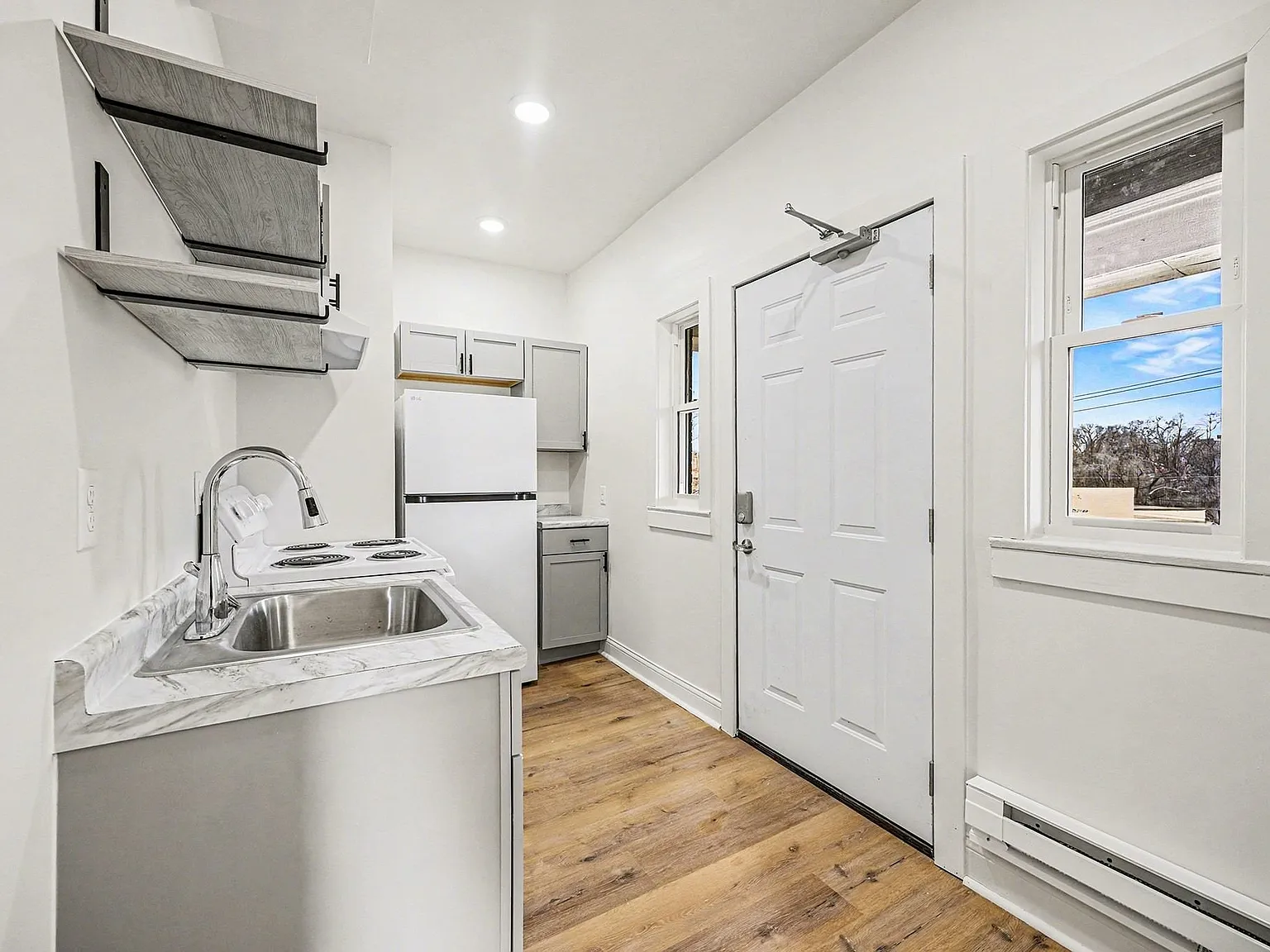 Studio, $795 — Photo 3