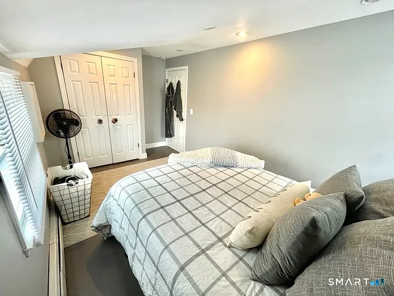 840 E Broadway — Photo 19
