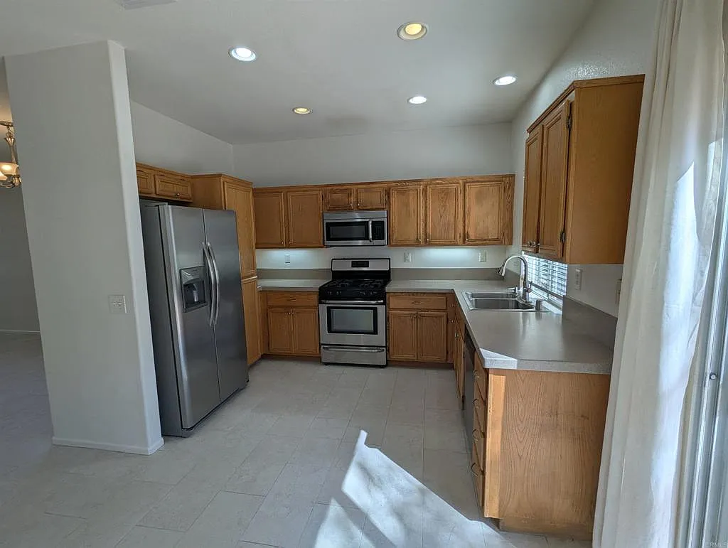 4 bed, 2.5 bath, 1881 sqft, $4,000 — Photo 3