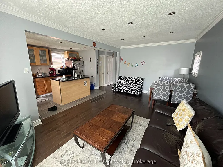 137 Harewood Ave — Photo 2