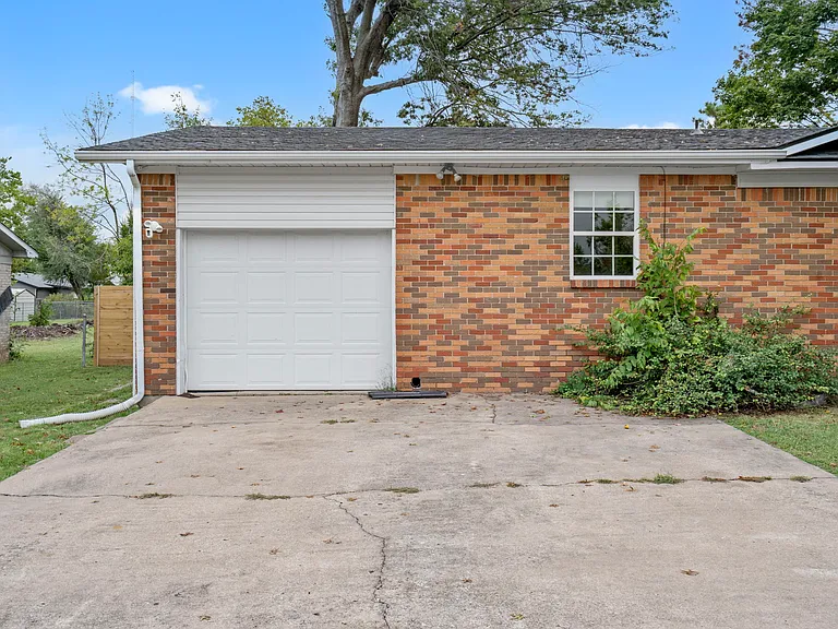 701 NW Ford Ln — Photo 25