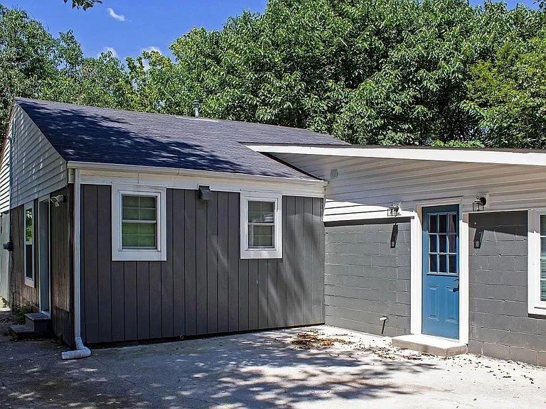 2318 Lloyd Ave — Photo 8