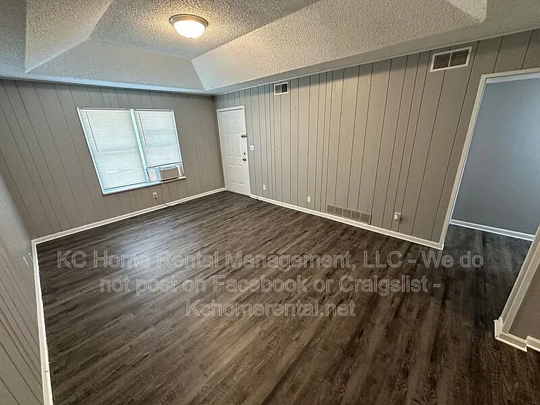 9215 E 54th St — Photo 9