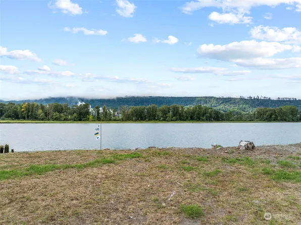 237 W Sunny Sands Road, Cathlamet, WA 98612