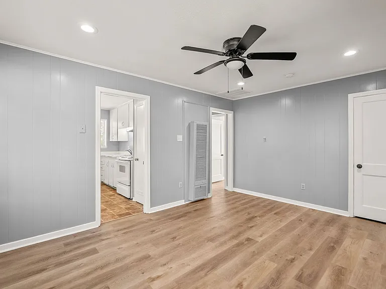 715 Oakwood Dr — Photo 9