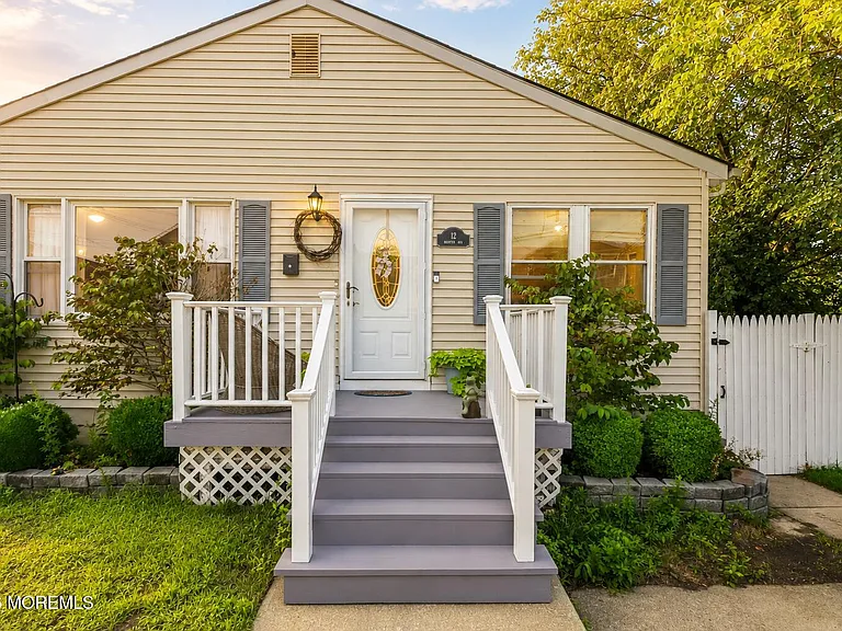 12 Bayview Ave — Photo 1