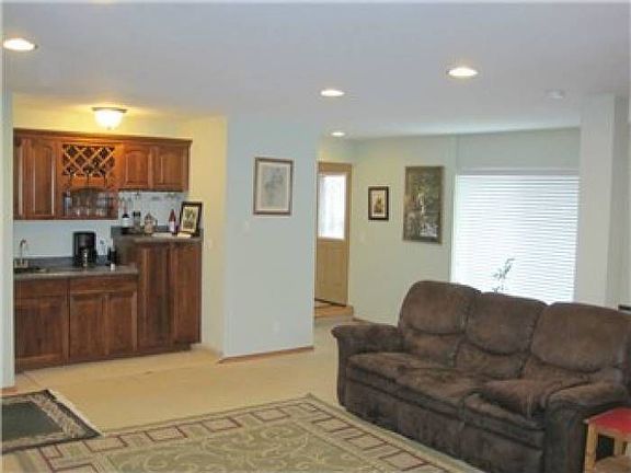 Living rm with wetbar