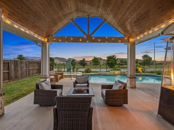 14511 Meadowlands Dr, Mont Belvieu, TX 77523