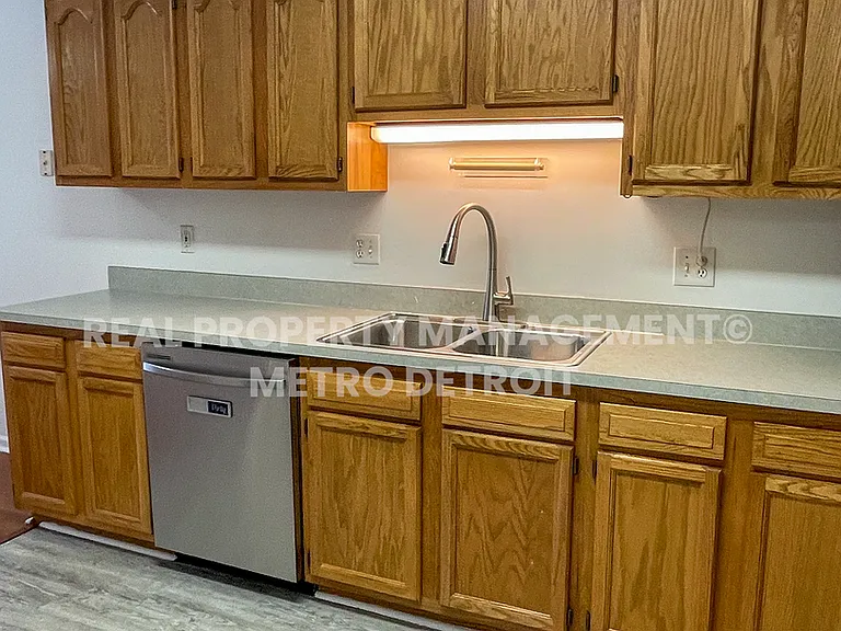 5560 Seabreeze Ln — Photo 9