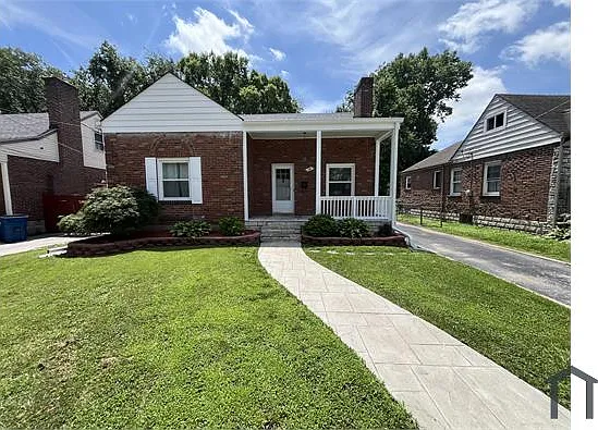 34 Patricia Ave — Photo 1