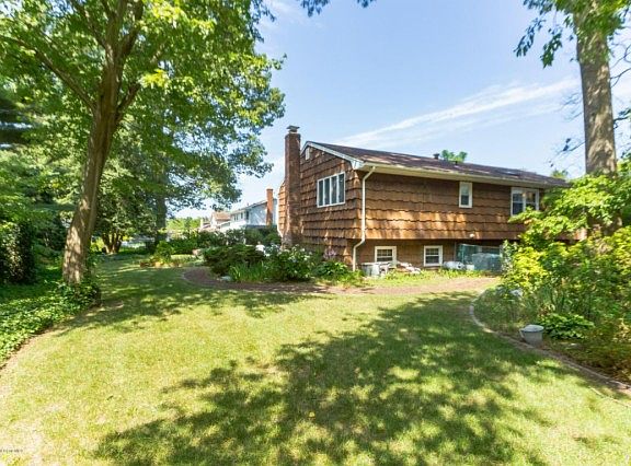 3rd image of 699 Sussex Ct