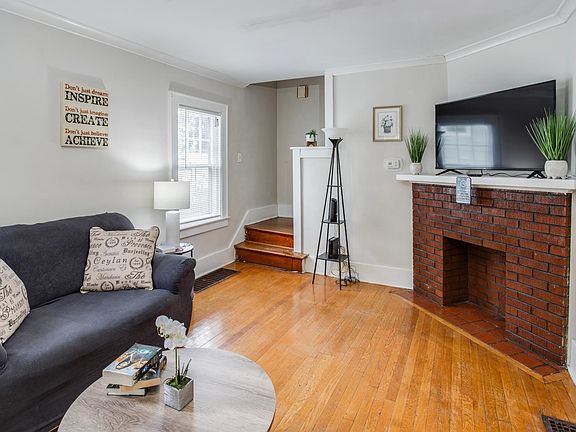 4th image of 724 Woodbine Ave
