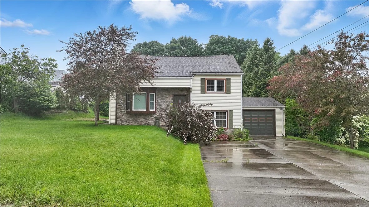 2022 Circle Dr photo 1