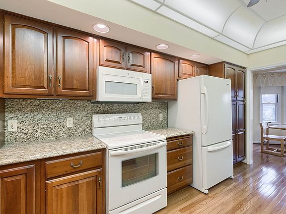 4th image of 703 Live Oak Pl