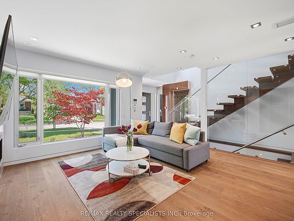5th image of 870 Hollowtree Cres