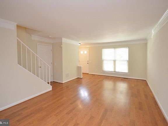 2nd image of 312 Barnfield Sq NE