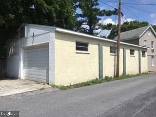 4th image of 376 Lincoln Way E