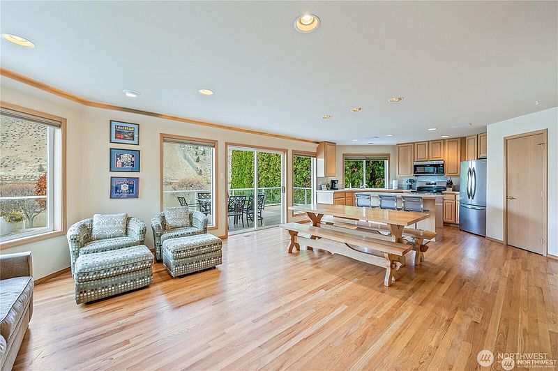 4th image of 345 Lakefront Drive