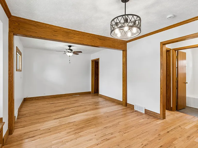 7911 Maywood St — Photo 15