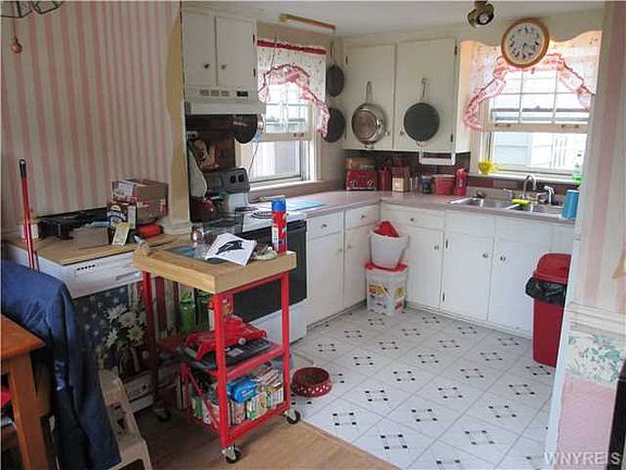 3rd image of 3040 Macklem Ave