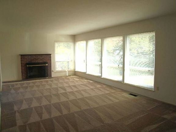 Livingroom w/ Fireplace