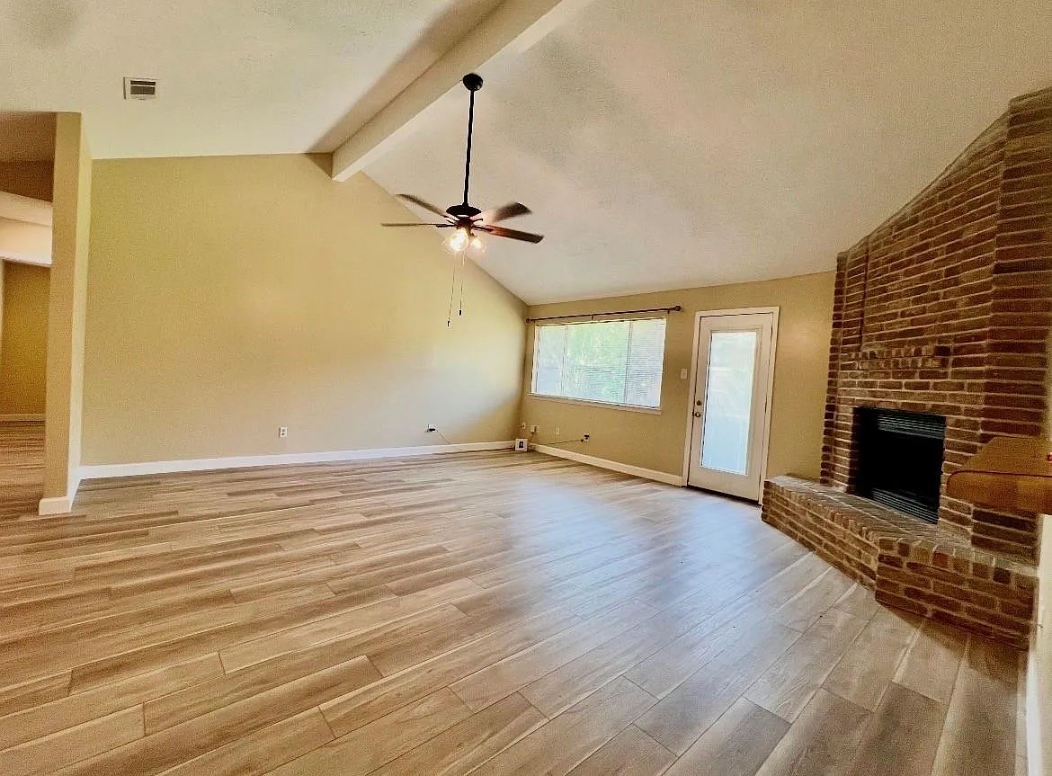 3 bed, 2.0 bath, 1602 sqft, $1,575 — Photo 3