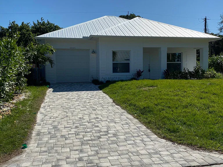 2825 SW Feroe Ave — Photo 1