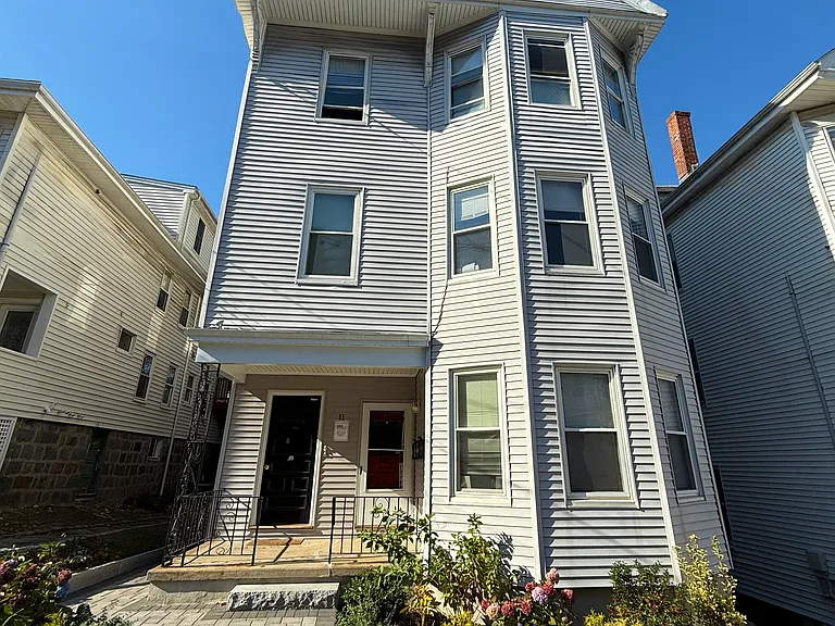 11 Sunset St #1 — Photo 1