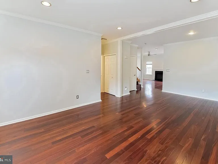 71 Versailles Blvd — Photo 3