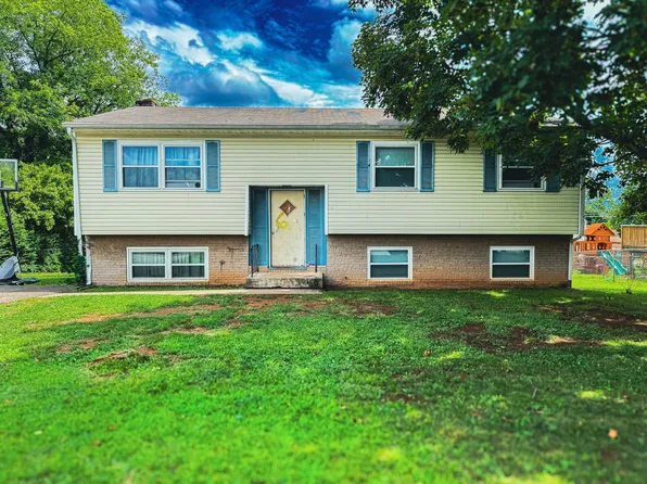 3808 Red Fox Dr NW, Roanoke, VA 24017