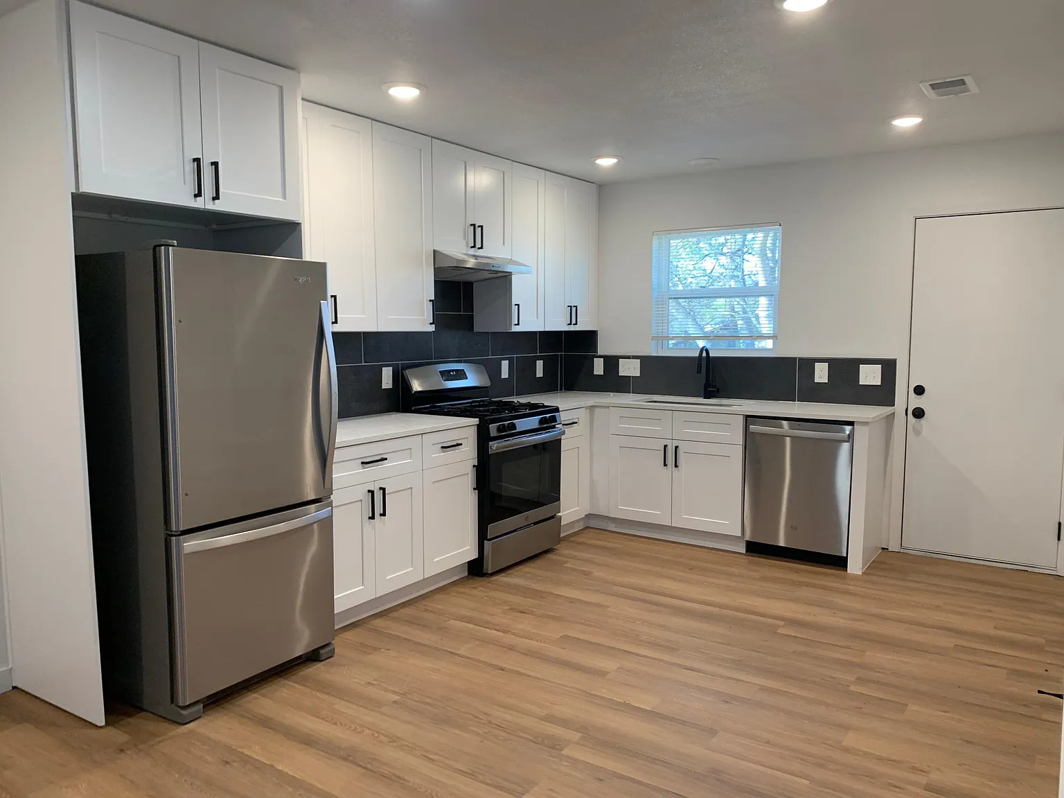 2 bed, 950 sqft, $1,700 — Photo 2