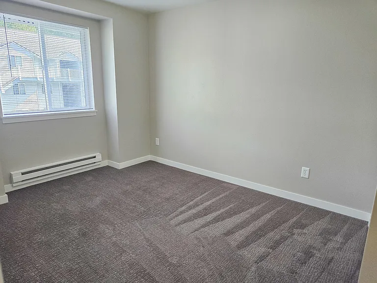 Bristol Square Apartments — Photo 7