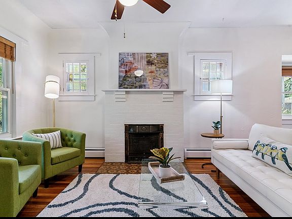 Living room- working fireplace!