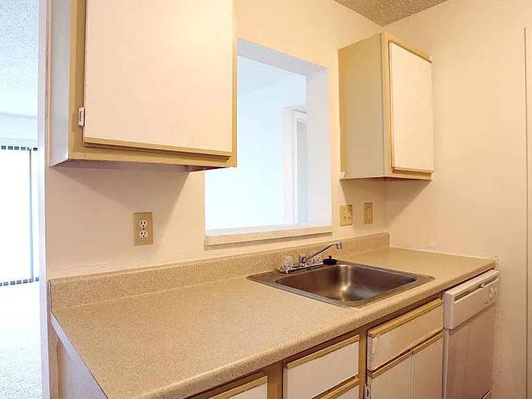 SYCAMORE CREEK APARTMENTS — Photo 5