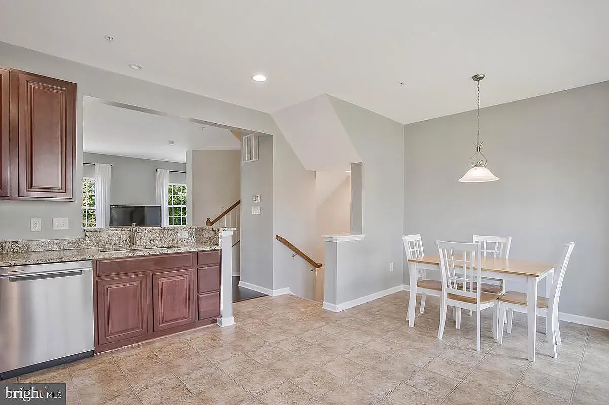 4 bed, 1960 sqft, $2,825 — Photo 2