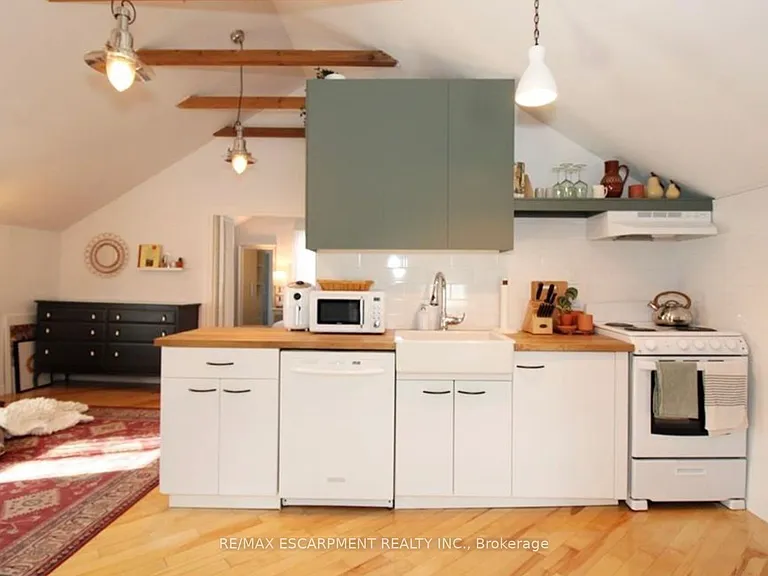 32 Rodman St #UPPER — Photo 4