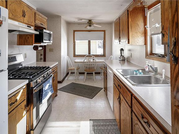 4th image of 1233 Parallel St