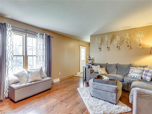 3rd image of 1975 Cherrywood Ln