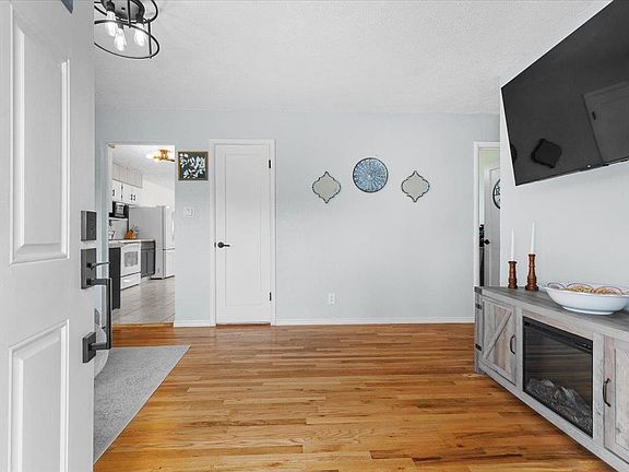 4th image of 4011 E Grace Ave